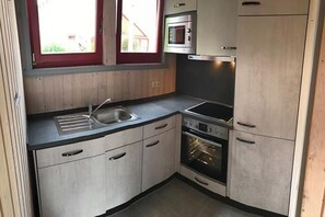 Fridge, microwave, oven, stovetop - skandinavisches Ferienhaus in Mirow (Granzow)