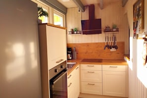 Wasserkocher mit Kaffee-/Teezubehör, Kühlschrank, Mikrowelle, Ofen