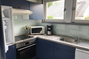 Frigorifero, microonde, forno, piano cottura