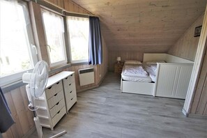 3 bedrooms, travel crib