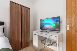 3 bedrooms, desk, iron/ironing board, free WiFi - Ealing Gem 3 Bath, 2 En-Suite Flat w/Parking (London)