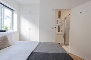 Schreibtisch, Bügeleisen/Bügelbrett, kostenloses WLAN, Bettwäsche