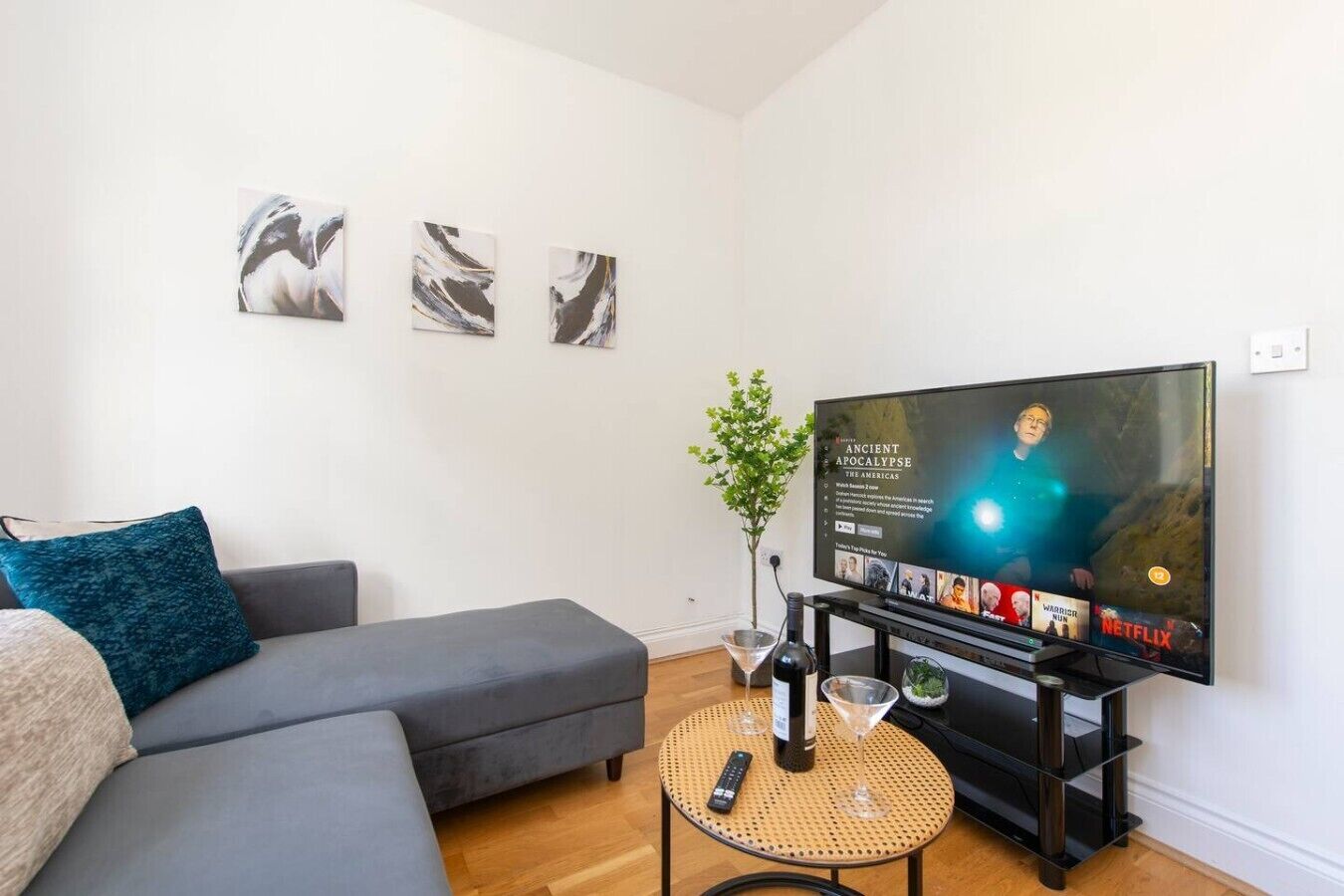 Una Smart TV, libros