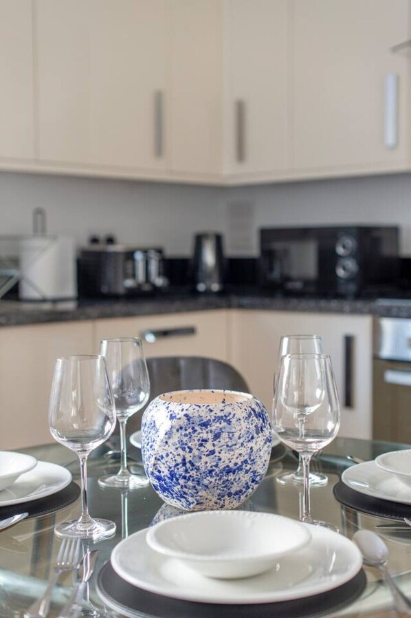 Fridge, microwave, oven, stovetop - Ealing 3 Bath Flat w/ Parking | 10 mins to Station (London)