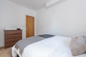 3 soverom, skrivebord, strykejern/-brett og wi-fi (inkludert)