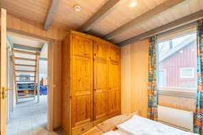 3 Schlafzimmer, Reisekinderbett