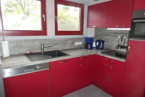 Kjøleskap, mikrobølgeovn, ovn og kokeplater