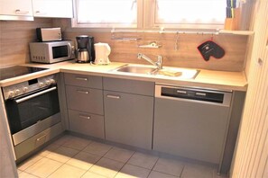 冷蔵庫、電子レンジ、オーブン、コンロ