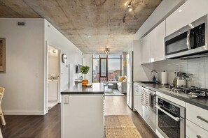 Jääkaappi, mikroaaltouuni, uuni, liesi