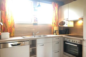 冷蔵庫、電子レンジ、オーブン、コンロ