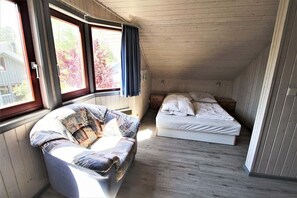 3 bedrooms, travel cot