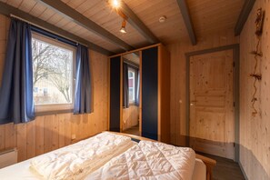 3 Schlafzimmer, Reisekinderbett