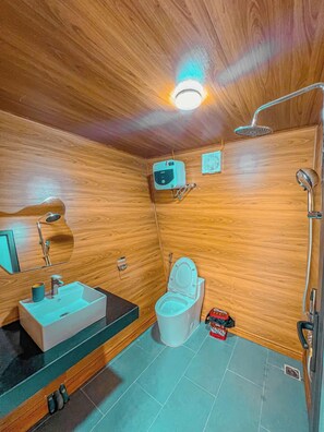 Bungalow, Garden View | Bathroom | Shower, hair dryer, towels, soap - Linh Anh Homestay Moc Chau - BAY LUXURY (Moc Chau)