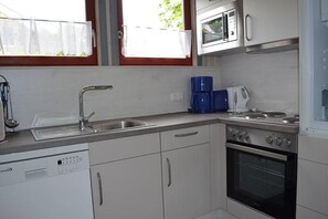 Fridge, microwave, oven, stovetop - Ferienhaus im Ferienpark Mirow (Granzow)