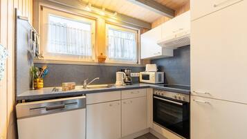 Een koelkast, een microgolfoven, een oven, een kookplaat