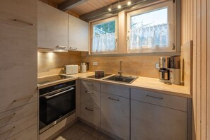 Een koelkast, een magnetron, een oven, een kookplaat