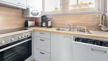 Een koelkast, een microgolfoven, een oven, een kookplaat