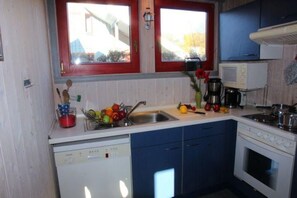 Kylskåp, mikrovågsugn, ugn och spishäll