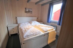 3 bedrooms, travel cot