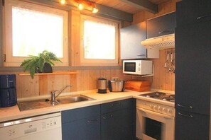Fridge, microwave, oven, stovetop - skandinavisches Ferienhaus in Mirow (Granzow)