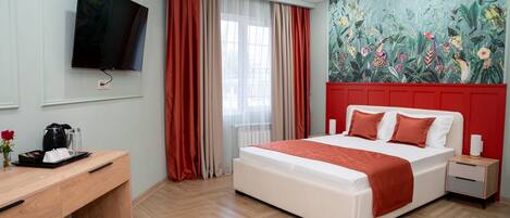 Chambre Deluxe double, vue sur la cour intĂ©rieure | Coffre-fort, rideaux dâobscurcissement, accĂšs au Wi-Fi (inclus)