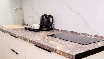 Apartamento superior, vistas al patio | 1 dormitorio, caja fuerte, cortinas opacas y wifi gratis