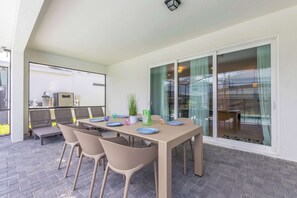 Outdoor dining - Family Paradise, Game Room and Private Pool (Clermont)