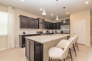 Fridge, microwave, oven, stovetop - Family Paradise, Game Room and Private Pool (Clermont)