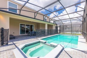 Piscina all'aperto, una piscina riscaldata
