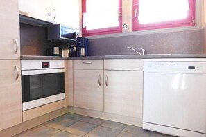 雪櫃、微波爐、焗爐、爐具