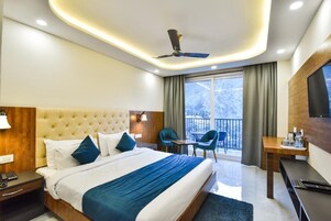 Quarto solteiro executivo, 1 cama King, sacada, vista para a montanha | Espaço de trabalho para notebook, ferros/tábuas de passar roupa