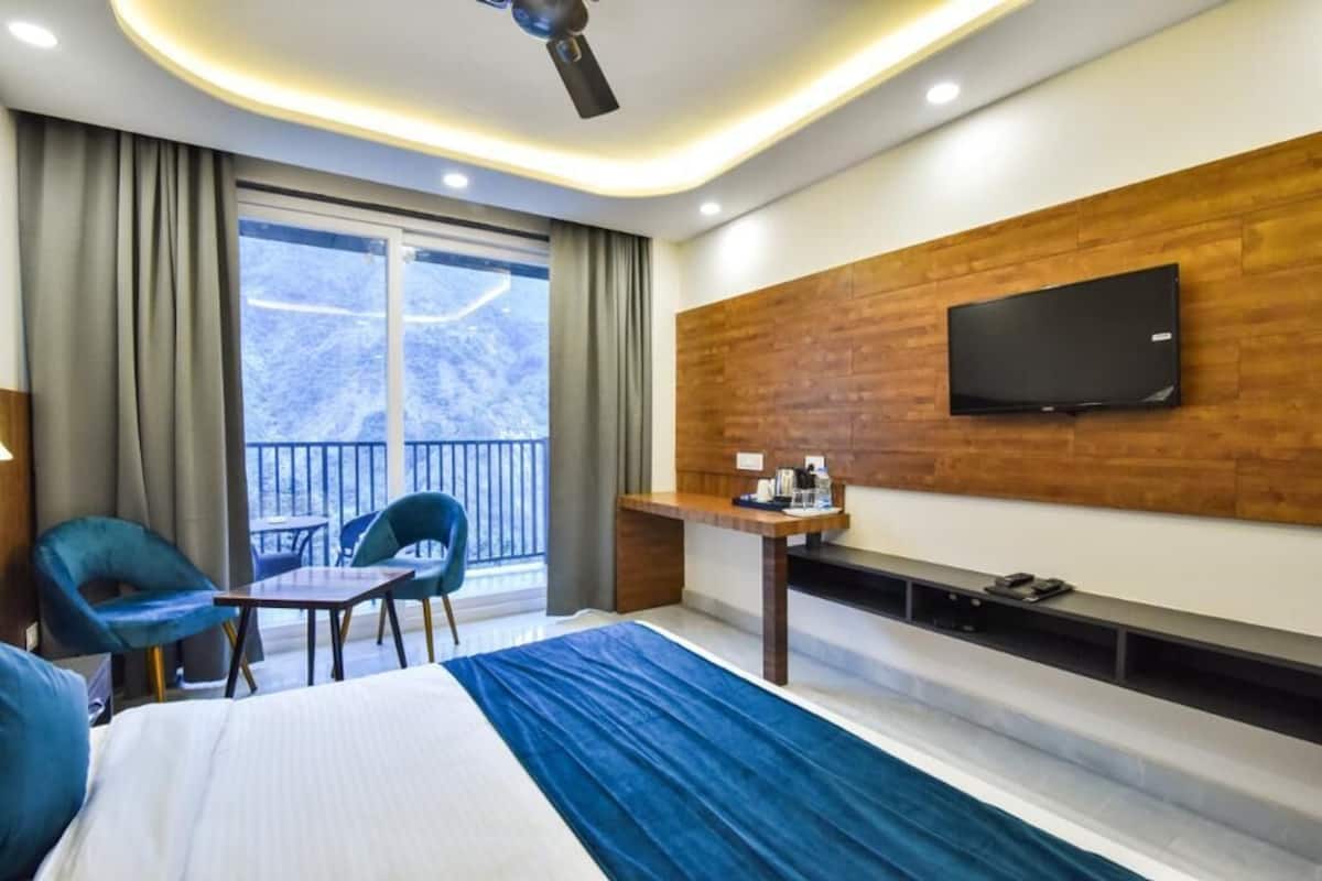 Laptop workspace, iron/ironing board, free WiFi, bed sheets
