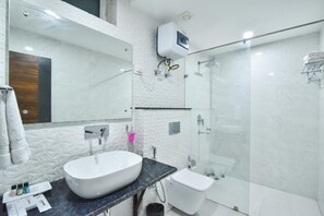 Singola Executive, 1 letto king, balcone, vista montagna | Bagno | Doccia, soffione a pioggia, set di cortesia gratuito, asciugacapelli