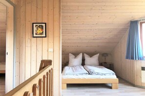 3 bedrooms, travel crib