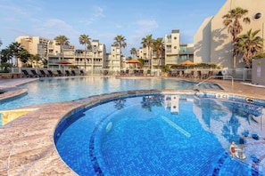 Outdoor pool - Steps to Beach, Pools, Jacuzzis, Balcony & Deck (South Padre Island)