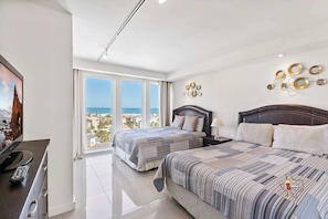 3 bedrooms, iron/ironing board, free WiFi, bed sheets - Steps to Beach, Pools, Jacuzzis, Balcony & Deck (South Padre Island)