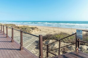 On the beach, sun loungers, beach towels - Steps to Beach, Pools, Jacuzzis, Balcony & Deck (South Padre Island)