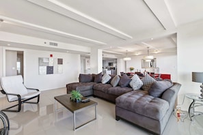 Smart TV, offices - Steps to Beach, Pools, Jacuzzis, Balcony & Deck (South Padre Island)