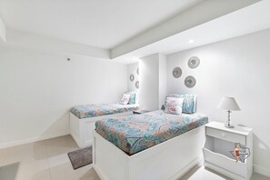 3 bedrooms, iron/ironing board, free WiFi, bed sheets - Steps to Beach, Pools, Jacuzzis, Balcony & Deck (South Padre Island)