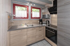 Een koelkast, een microgolfoven, een oven, een kookplaat