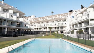 Una piscina al aire libre de temporada