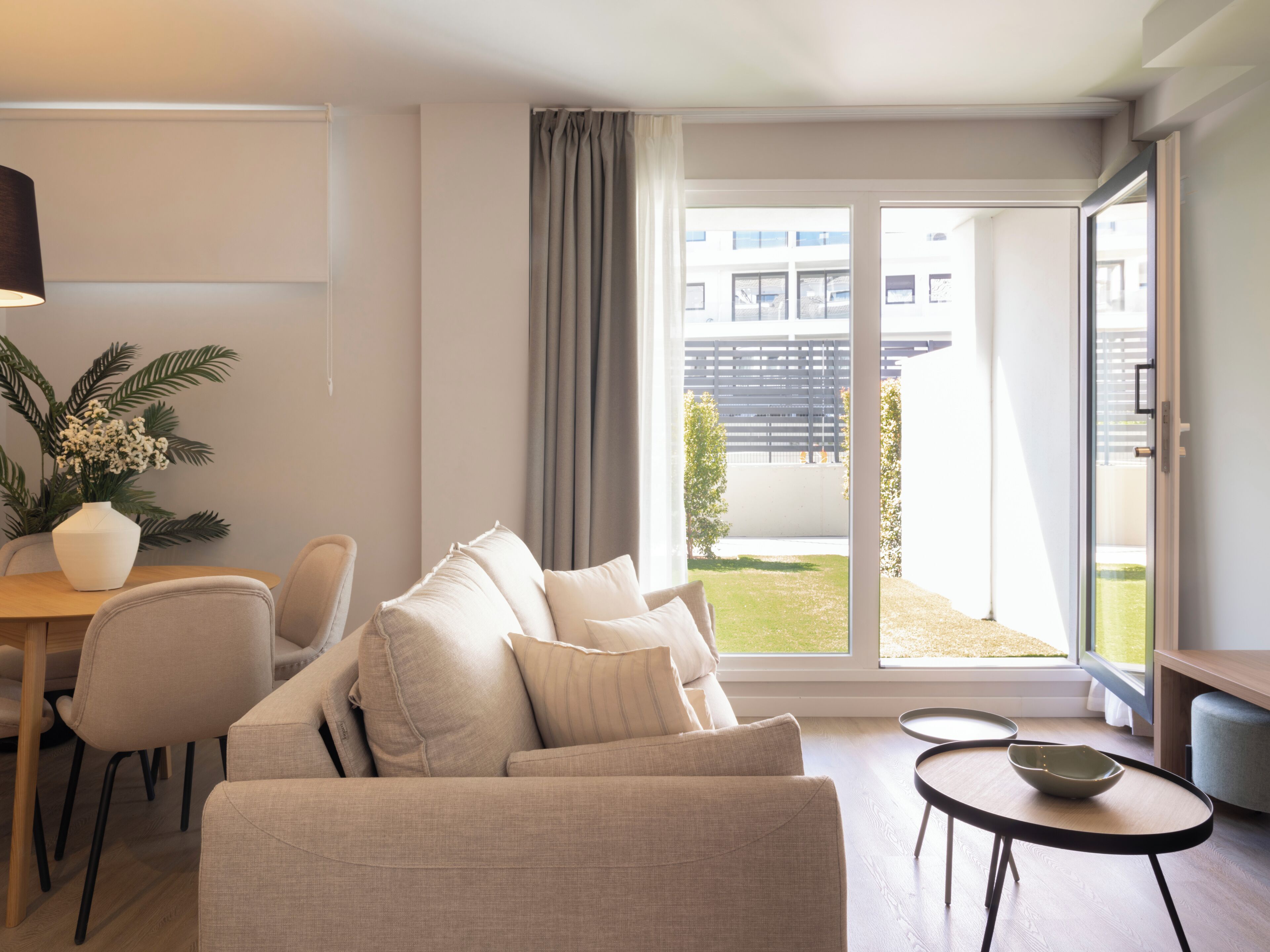 Een 40-inch flatscreentelevisie met digitale zenders