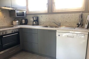 Frigorífico, microondas, horno y placa de cocina