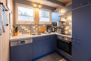 Fridge, microwave, oven, stovetop - Ferienhaus im Ferienpark Mirow (Granzow)