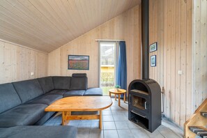 Een televisie en een open haard