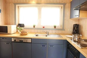 Fridge, microwave, oven, stovetop - skandinavisches Ferienhaus in Mirow (Granzow)