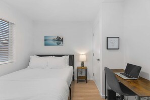 2 bedrooms, iron/ironing board, WiFi, bed sheets - The Cloudbreak Townhome - 88 Walkscore! (Seattle)