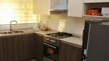 Quarto econômico, sacada, vista para a cidade | Cozinha privada | Frigobar