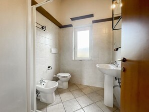 Bathroom - Il Pettirosso Comfortable Holiday Residence (Montignoso)