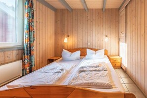 3 bedrooms, travel cot